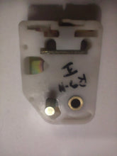 Cargar imagen en el visor de la galería, RESBALON PUERTA IZQUIERDA RENAULT 9/11
