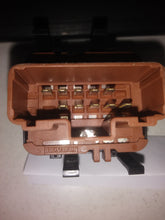 Cargar imagen en el visor de la galería, INTERRUPTOR ELEVALUNA RENUALT | 8200315040
